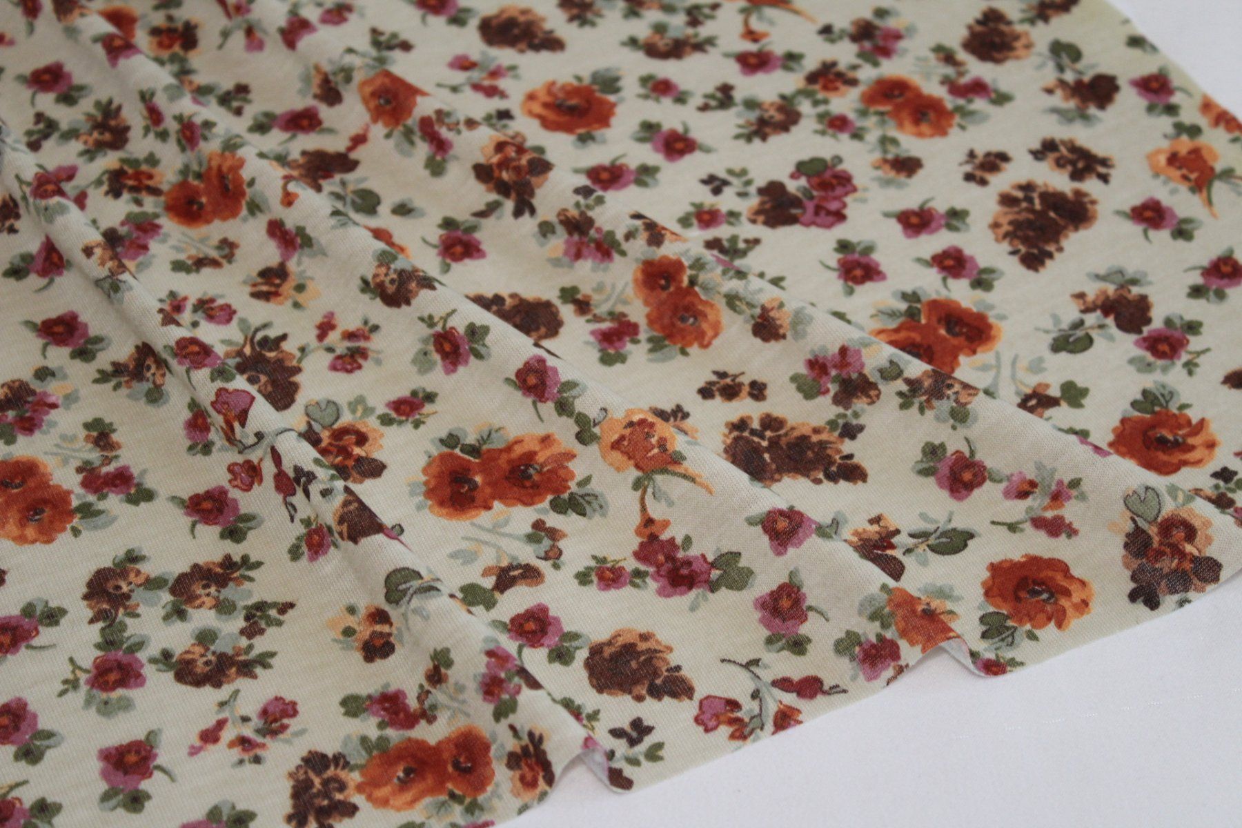 Tessuti: Stoff Viscosejersey h.beige/Blumen – Nuovo (secondo la descrizione) da Obfelden venduto da solomon111