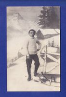 ENFANT - Jeune garçon avec sa luge