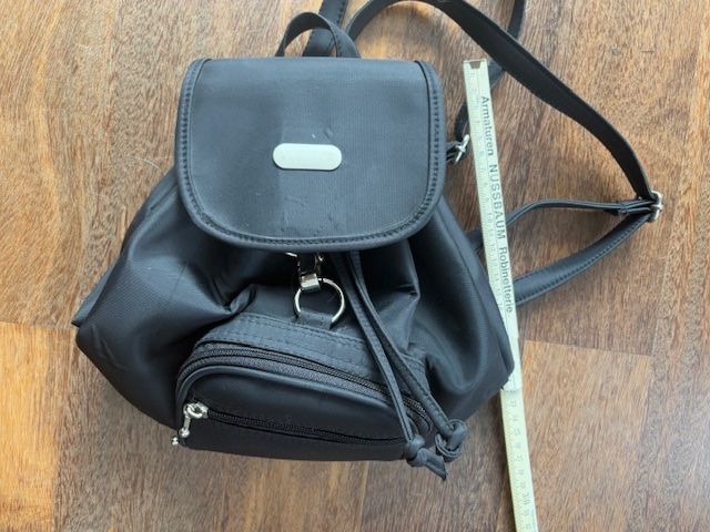 Versace Zaini: Rucksack schwarz, Handtasche oder zum Rennen/Walken – Usato da Pfäffikon ZH venduto da GZHDZV 1