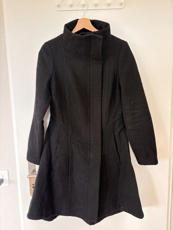 Tigha Damen Wollmantel schwarz – taillierter Schnitt