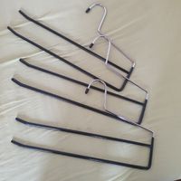 2 stabile Kleiderbügel für Hosen