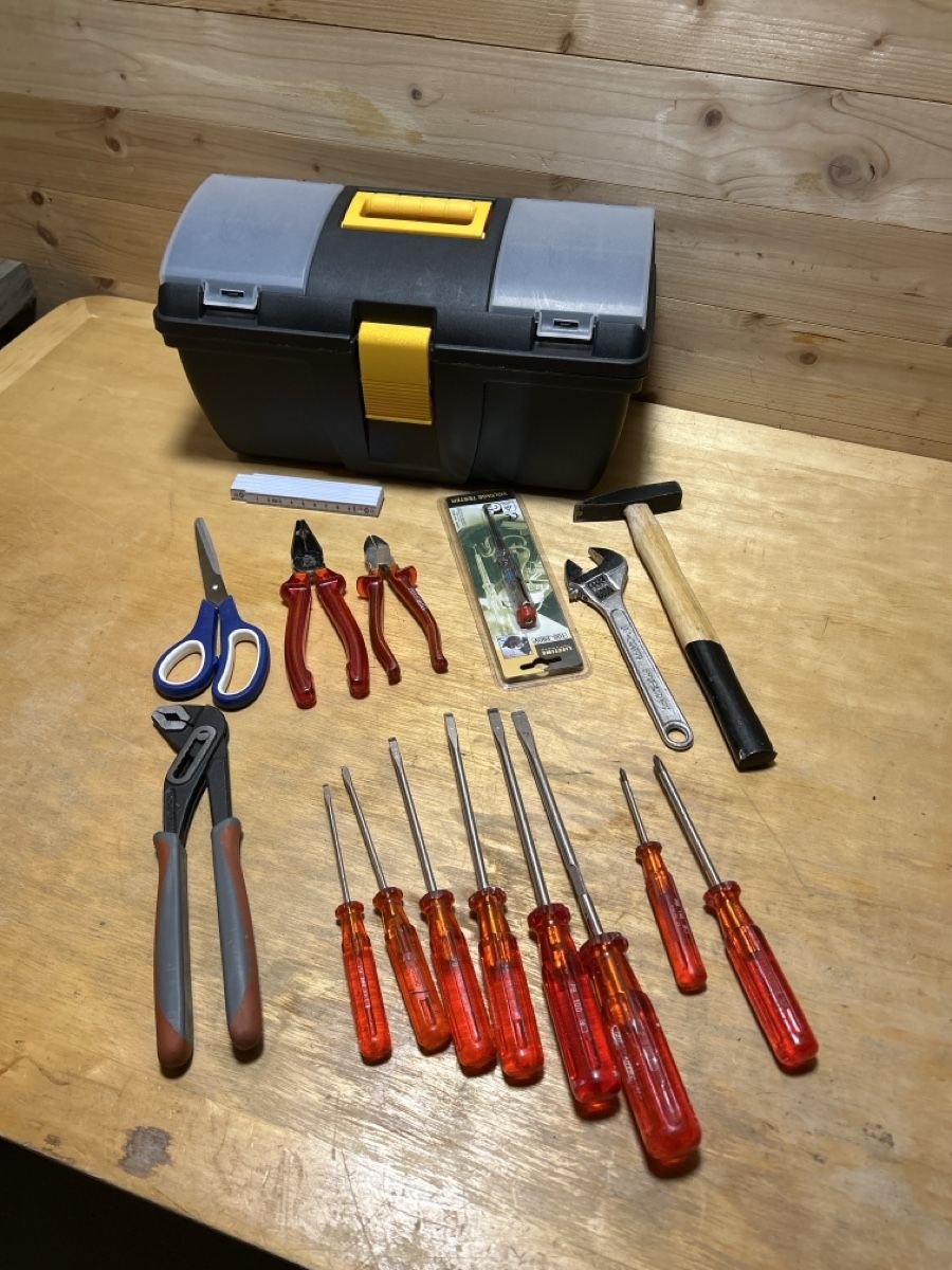 Tutti gli attrezzi: Assortiment outils avec boîte  – Usato da Corcelles NE venduto da Avossouhaits