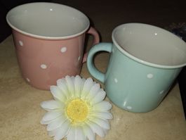 KAFFEE TASSE IM SÜSSEN PUNKTE LOOK ROSA GRÜN