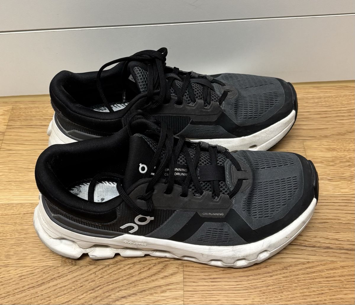 On Scarpe da donna: Damen Laufschuhe On Cloudrunner 2 Eclipse/Black EUR 37.5 – Usato da Siebnen venduto da Niki126 1