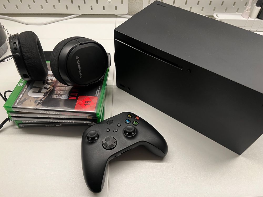 Xbox Series X fast nie gebraucht mit Games und Headset Kaufen auf Ricardo
