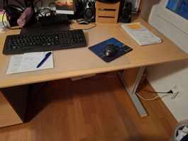 Grosser Bürotisch, helles Holz