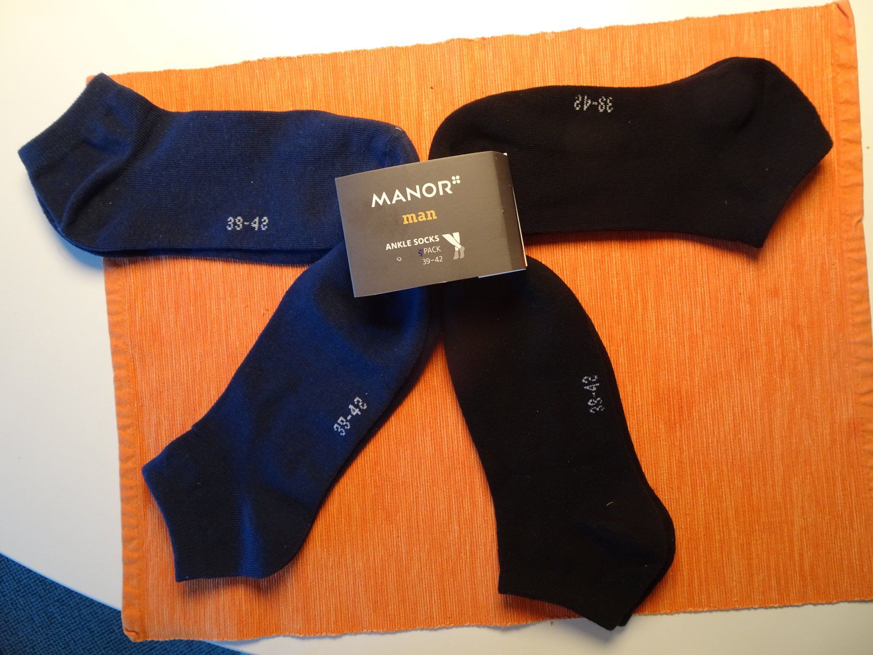 Socken: Söckli, 2 schwarz, 2 blau Manor – Neu (gemäss Beschreibung) aus Grüt (Gossau ZH) von spitzig