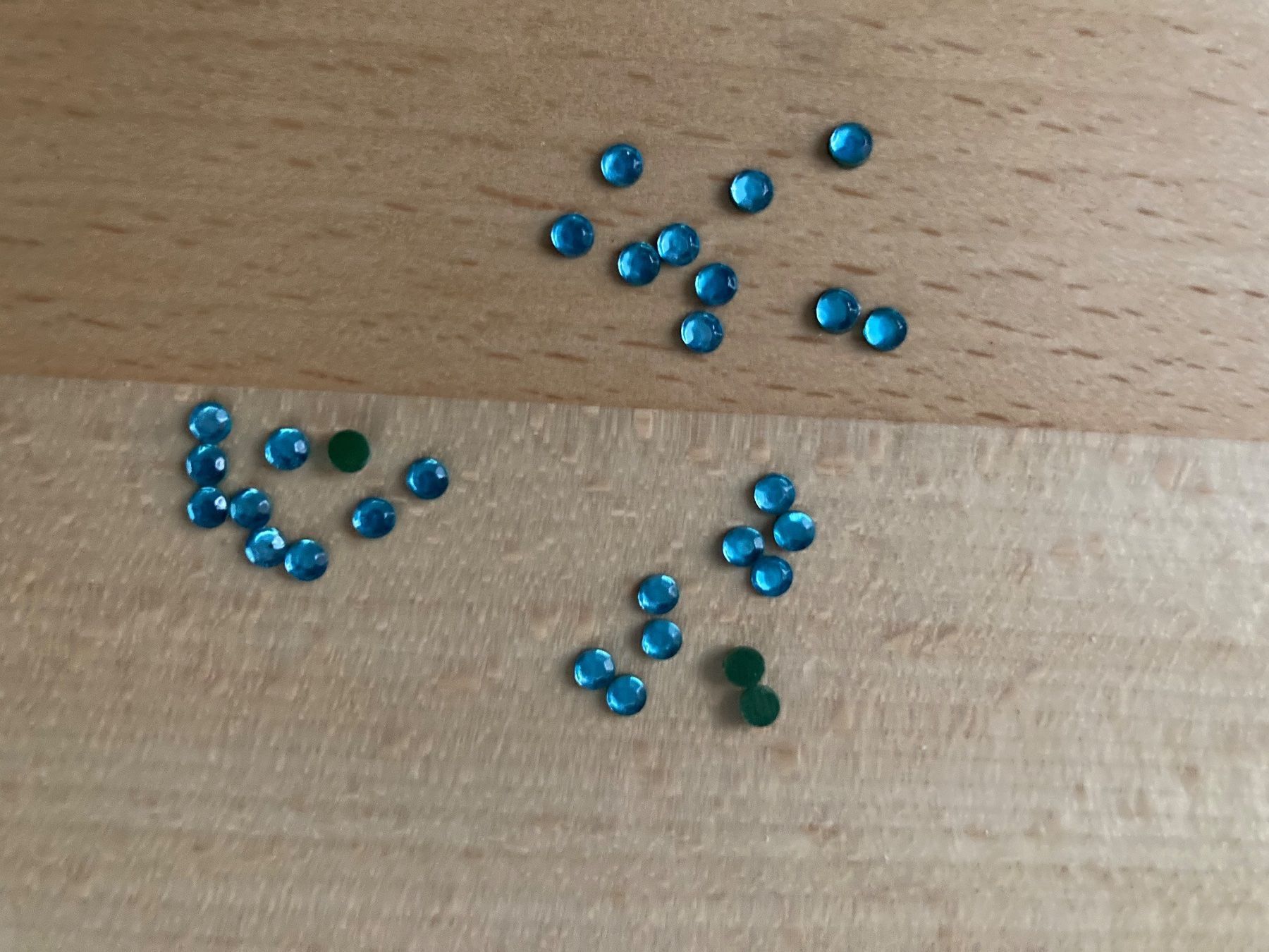 Perle (finte): Hotfix Strasssteine Hellblau 2,5 mm, 200 St – Nuovo (secondo la descrizione) da Erlach venduto da Schaliko