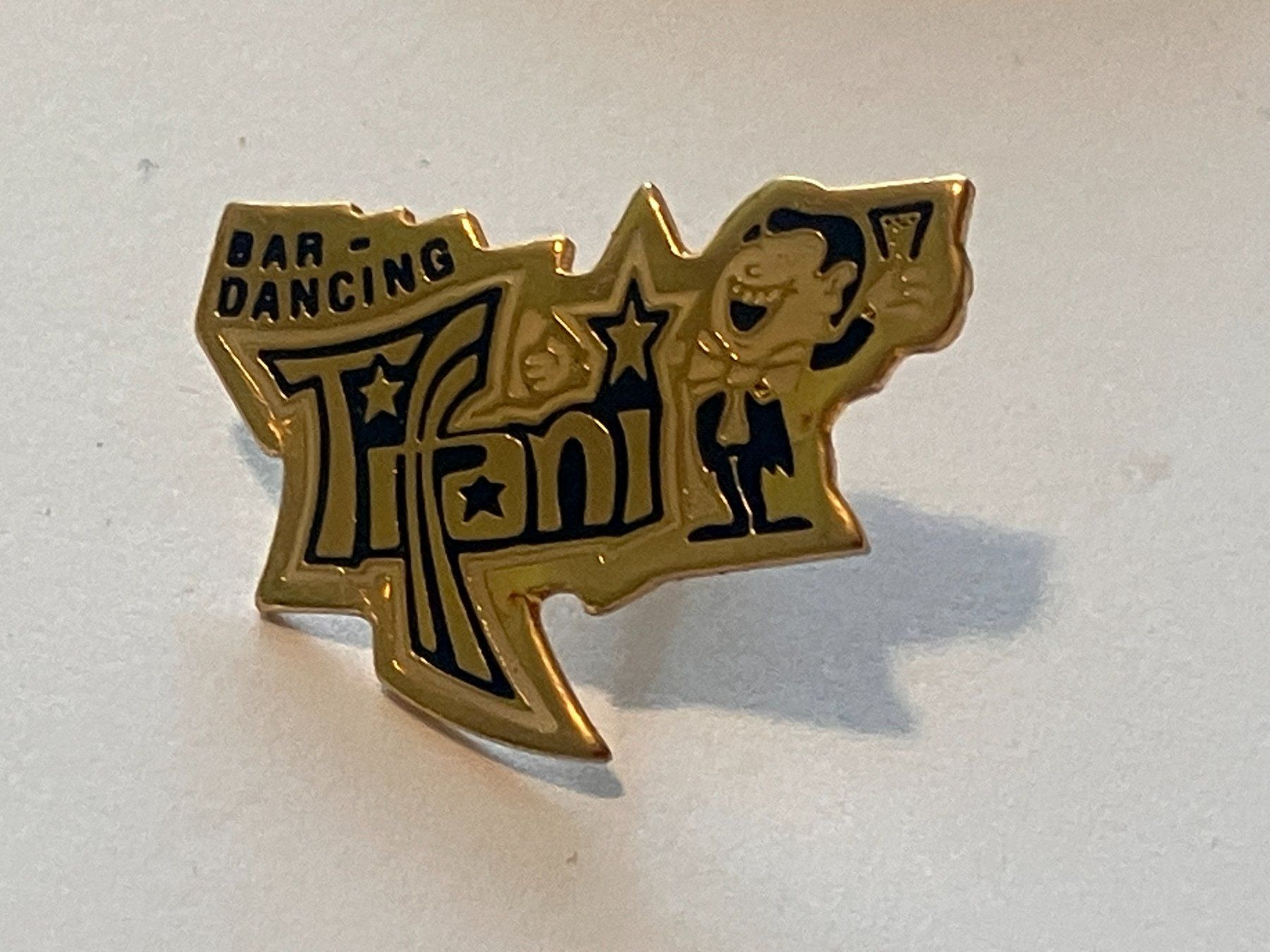 Plaketten & Abzeichen: 1 Pin Bar Dancing Tifani – Gebraucht aus Basel von djwwpp