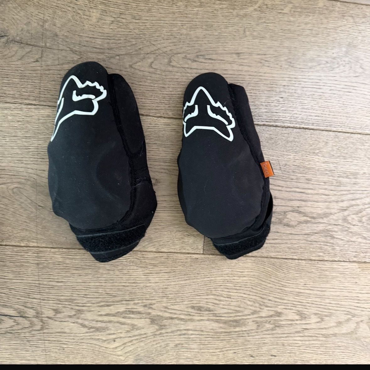 Fox Protezioni & Imbottiture: Fox Racing Elbow Guards Protective Gear Black Pair – Usato da Sierre venduto da seraina1414