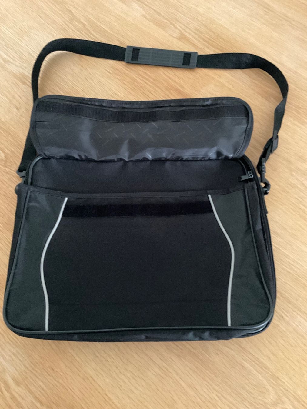Valigie & Borse: Laptop Tasche – Usato da Bern venduto da jas_8tz2 1