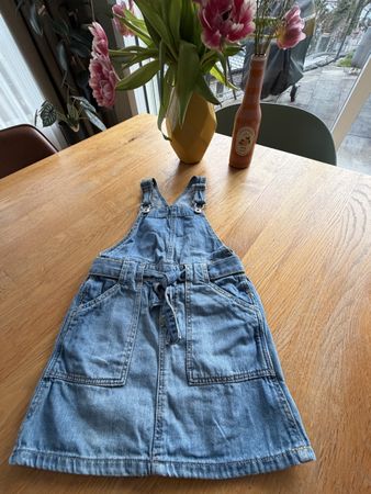 OshKosh Jeans Latzrock Gr. 5/5A, Top Zustand für den Frühlin
