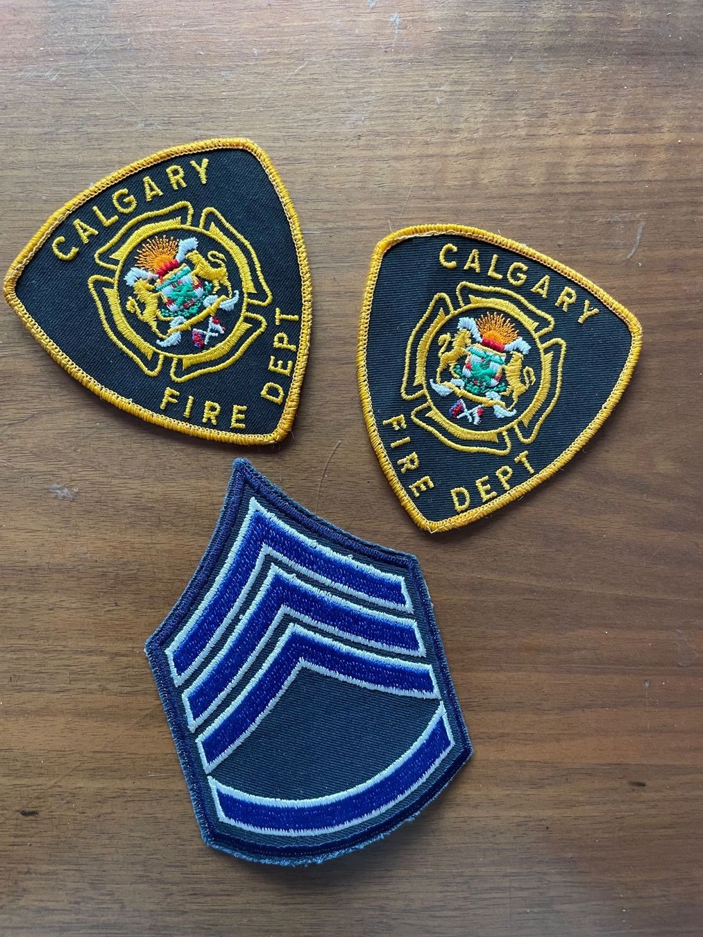 Placchette & Badge: 2 Stück orig. Calgary Fire Dept. Schulterabzeichen – Usato da Rafz venduto da stg101