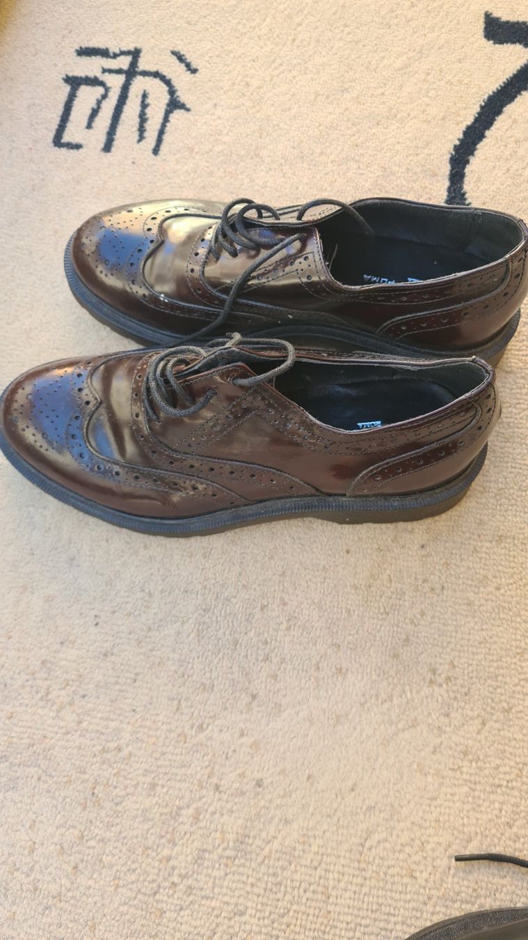Herrenschuhe: Herren oder Damenschuh 39 – Gebraucht aus Andermatt von Bozel