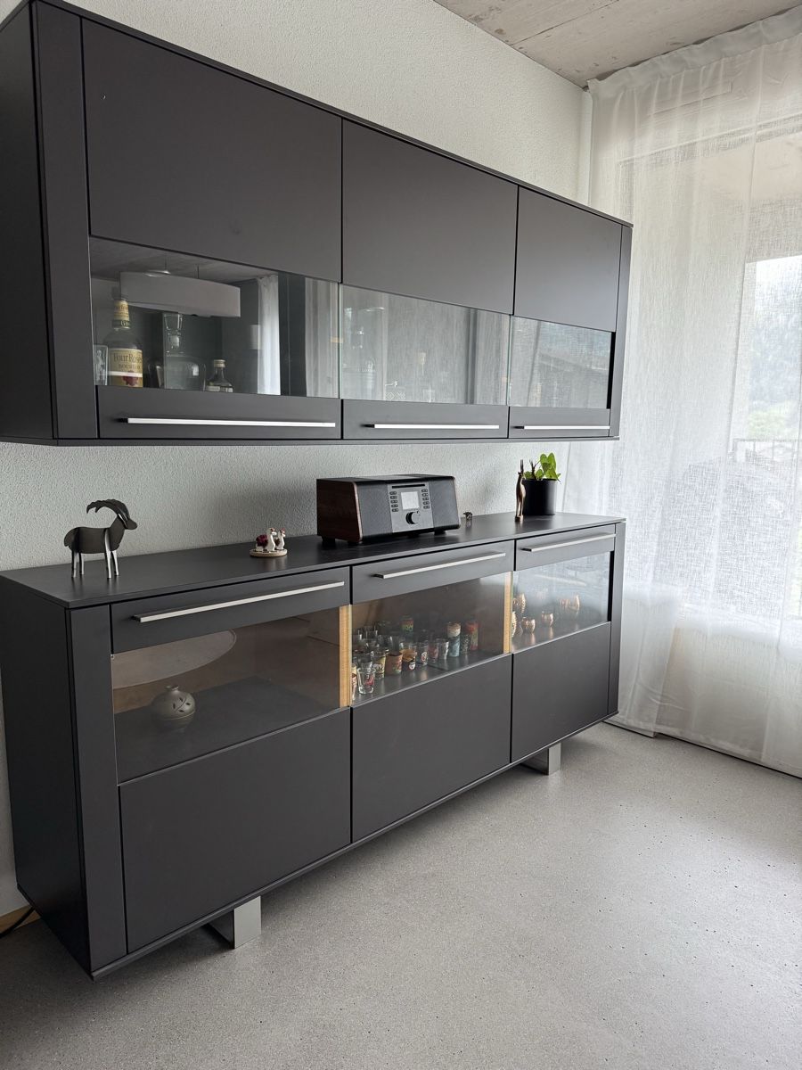 Commodes: Moderne Wohnwand mit Sideboard und Hängeschrank  Anthrazit – D'occasion à Grüsch par Fludome 1