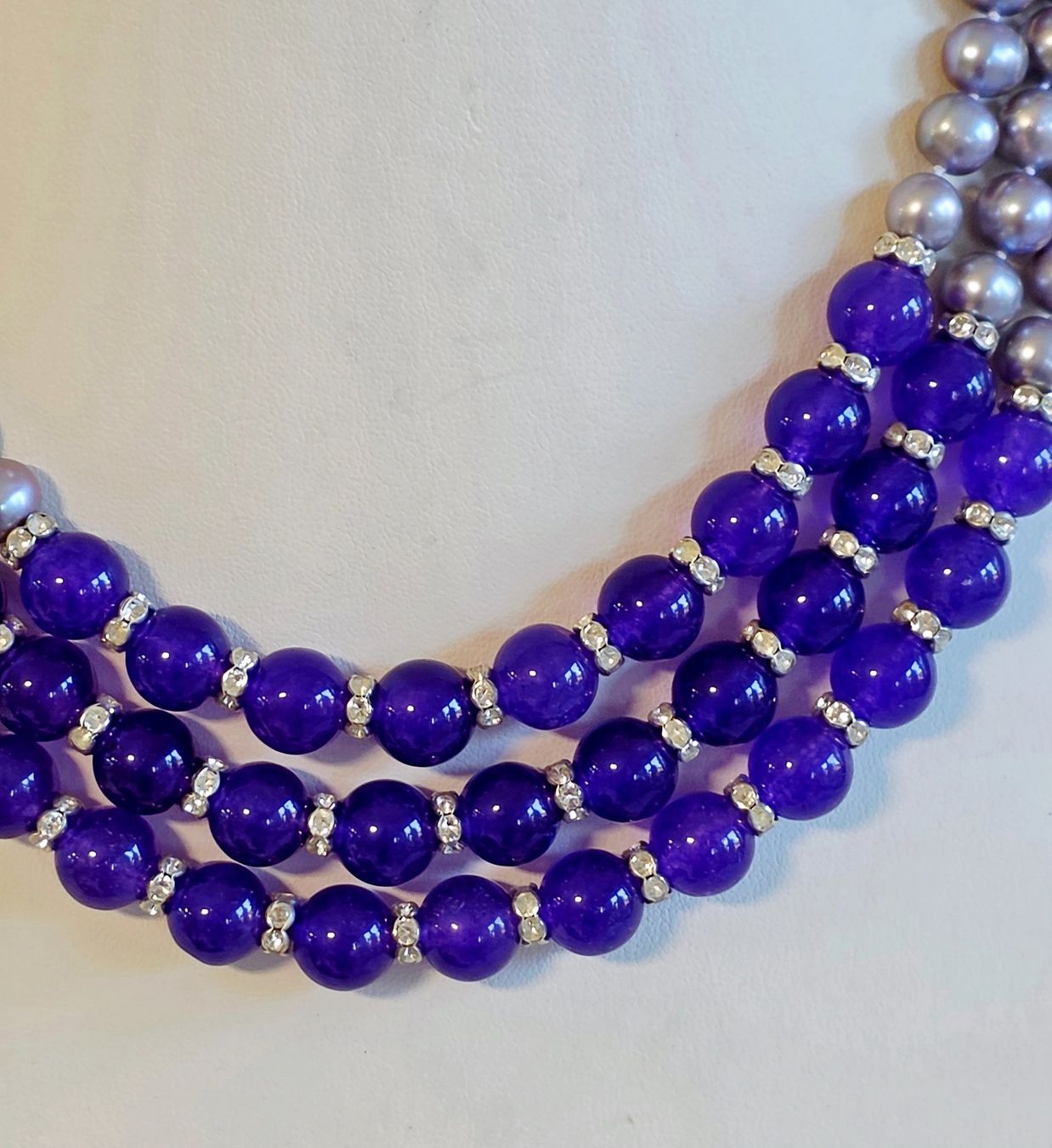 Colliers: Perlenkette mit violetten Edelsteinen – Neuf (Voir description) à Zürich par ben_mn5h 1