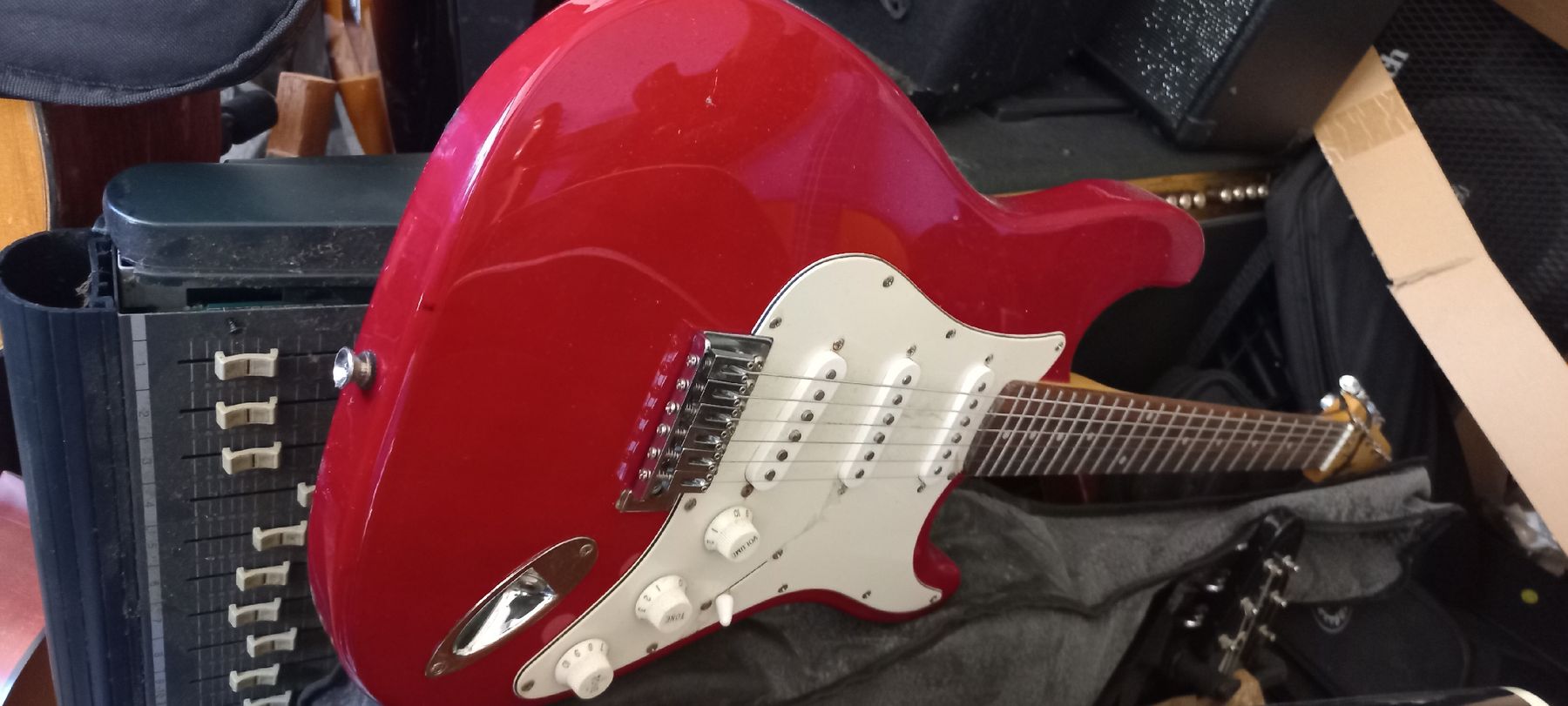 Strumenti musicali: div. Gitarren ab Fr. 60.- / stk. – Usato da Schaffhausen venduto da raj_f5dm