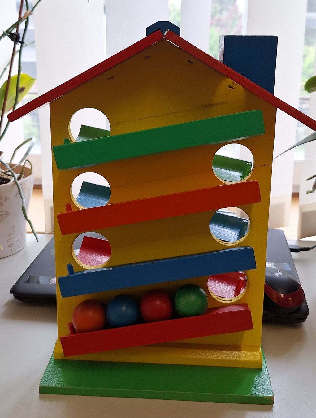 Giocattoli: Kugelbahn robust Holz Rollbahn-Haus Chugelispiel Zickzack – Usato da Gurtnellen venduto da Rhino77 1
