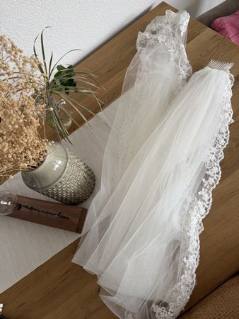 Brautschleier mit Spitzenrand, lang und elegant, Hochzeits A