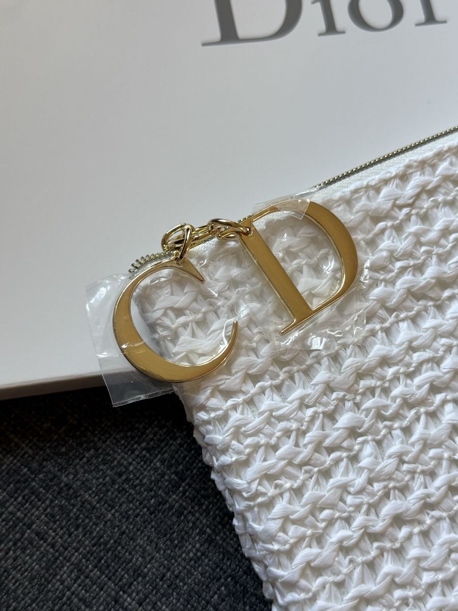 Dior Borse: Dior Beauty White Summer Raffia Pouch – Nuovo e nell'imballaggio originale da Luzern venduto da sas_r89l 1