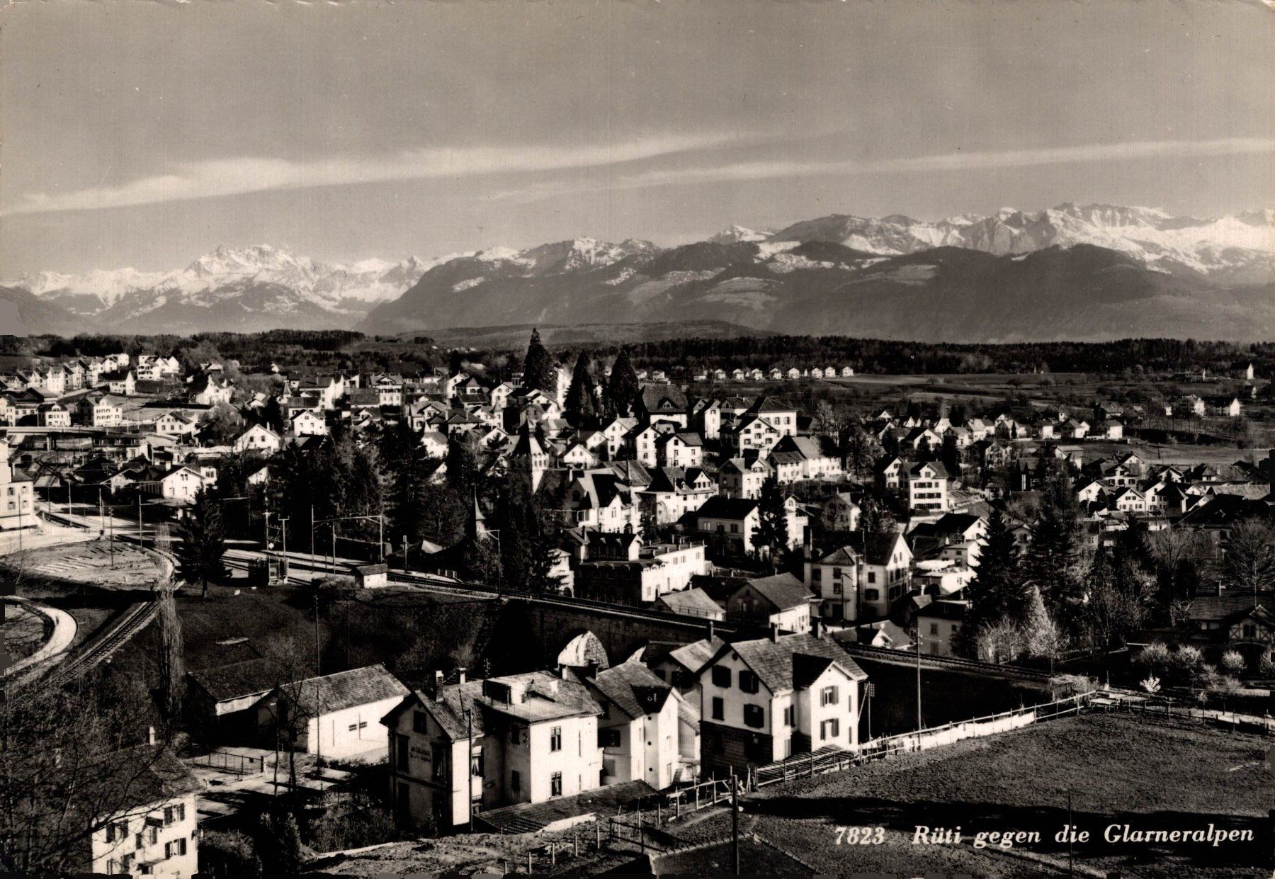 Cartoline postali: Rüti gegen die Glarneralpen – Usato da Bronschhofen venduto da Astore