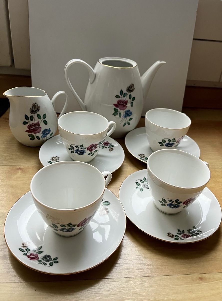 Set di piatti: Vintage-Teeservice mit Blumenmotiv – Usato da Zürich venduto da BBET2025