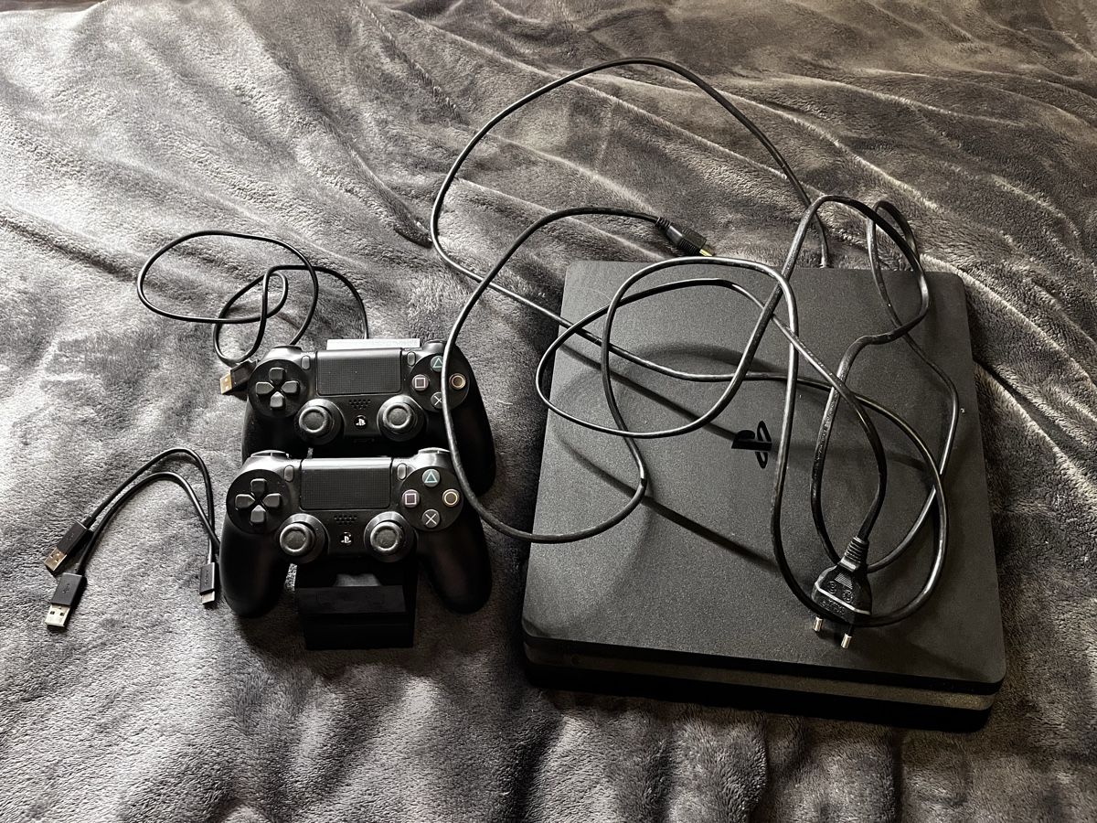 Sony Console: PS4 – Usato da Schaffhausen venduto da mir_lk6p