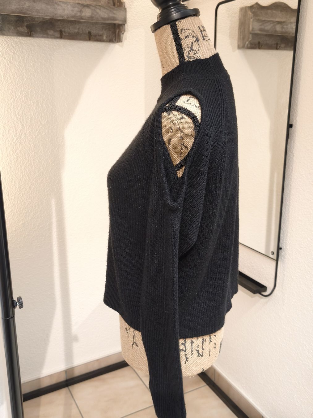 H&M Maglioni & Felpe: H&M Pullover schwarz mit Schulterausschnitt Grösse S – Nuovo (secondo la descrizione) da Emmetten venduto da SecondhandSiska 1