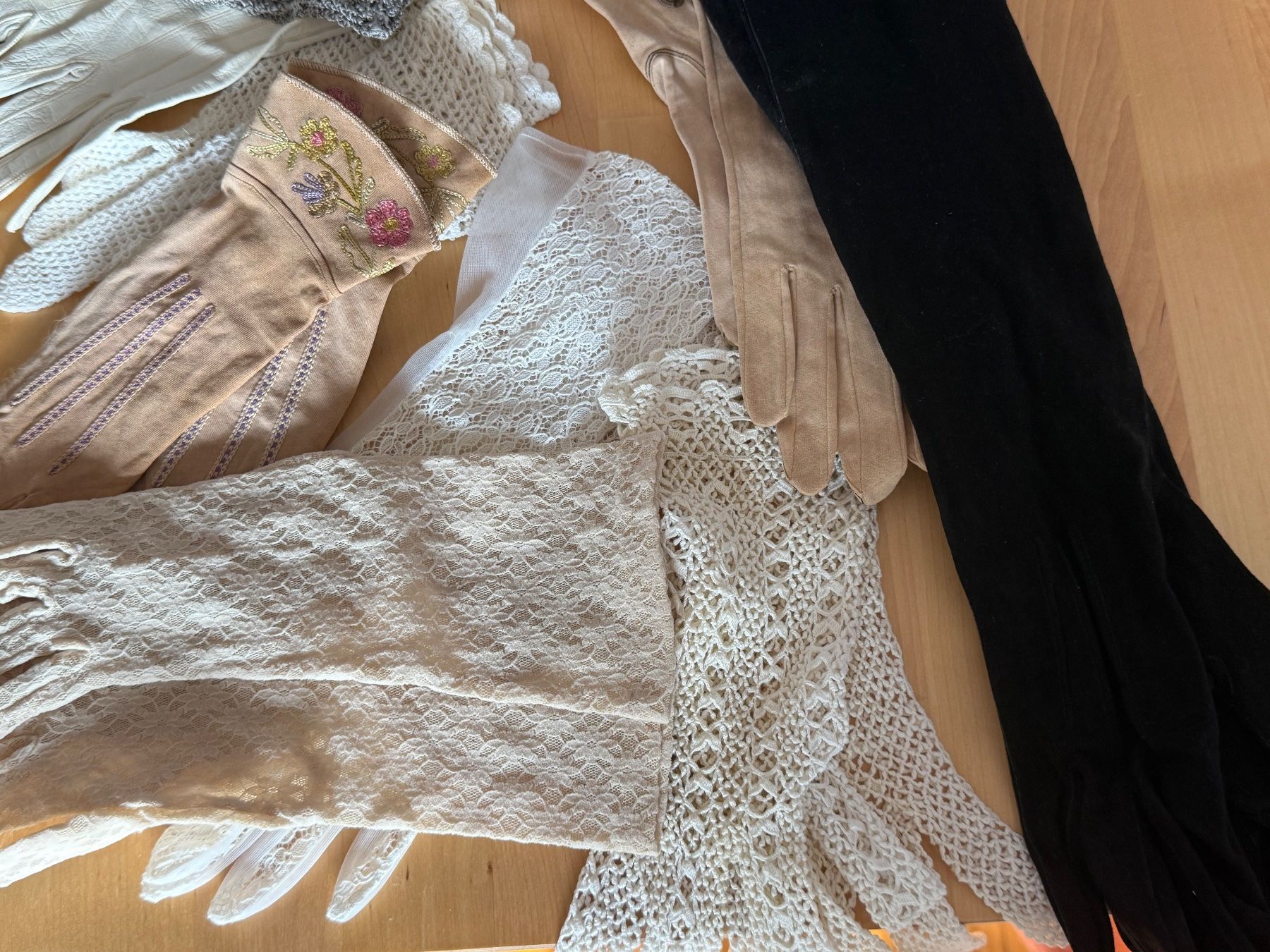 Guanti & manicotti: Vintage Handschuhe-Set, verschiedene Designs – Usato da Stäfa venduto da plejaden7