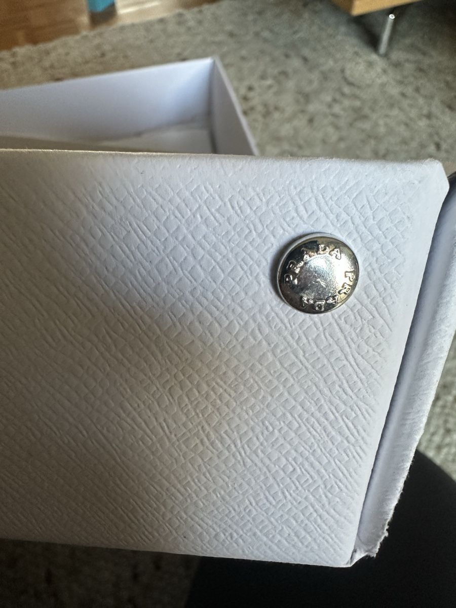 Sonstige Dekorationen & Accessoires: Prada Geschenkbox / Verpackung gross inkl. Papier – Gebraucht aus Winterthur von yan_mzy9 4