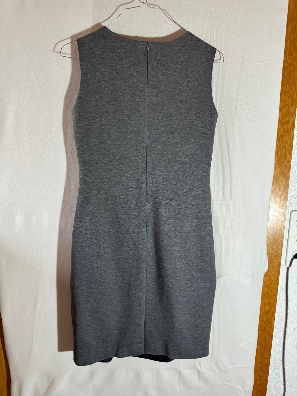 Vestiti: Graues Etuikleid Gr. M – Usato da Grosswangen venduto da second_hand_dress 4