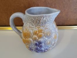 Pichet vintage en barbotine, motif raisins, céramique Salins