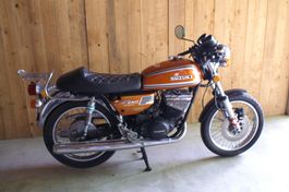 Suzuki GT250 Jg.1974 Scheunenfund Motor dreht Km 65325