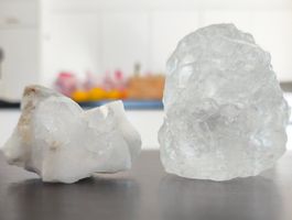 2 Bergkristalle Rohsteine weiss Deko Glücksbringer Esoterik