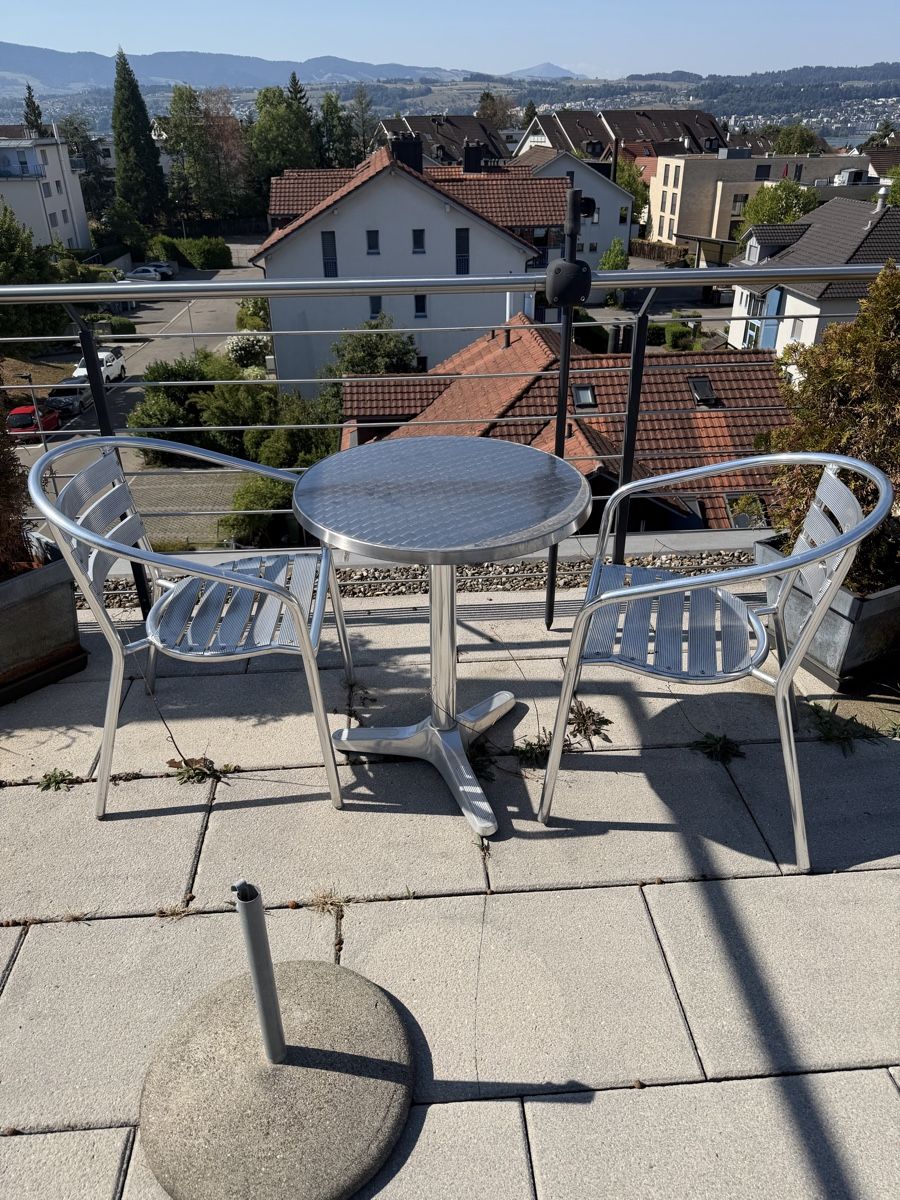 Set de table et chaises: Bistrotisch mit 2 Stühlen – D'occasion à Uetikon am See par Snoopy1961 1