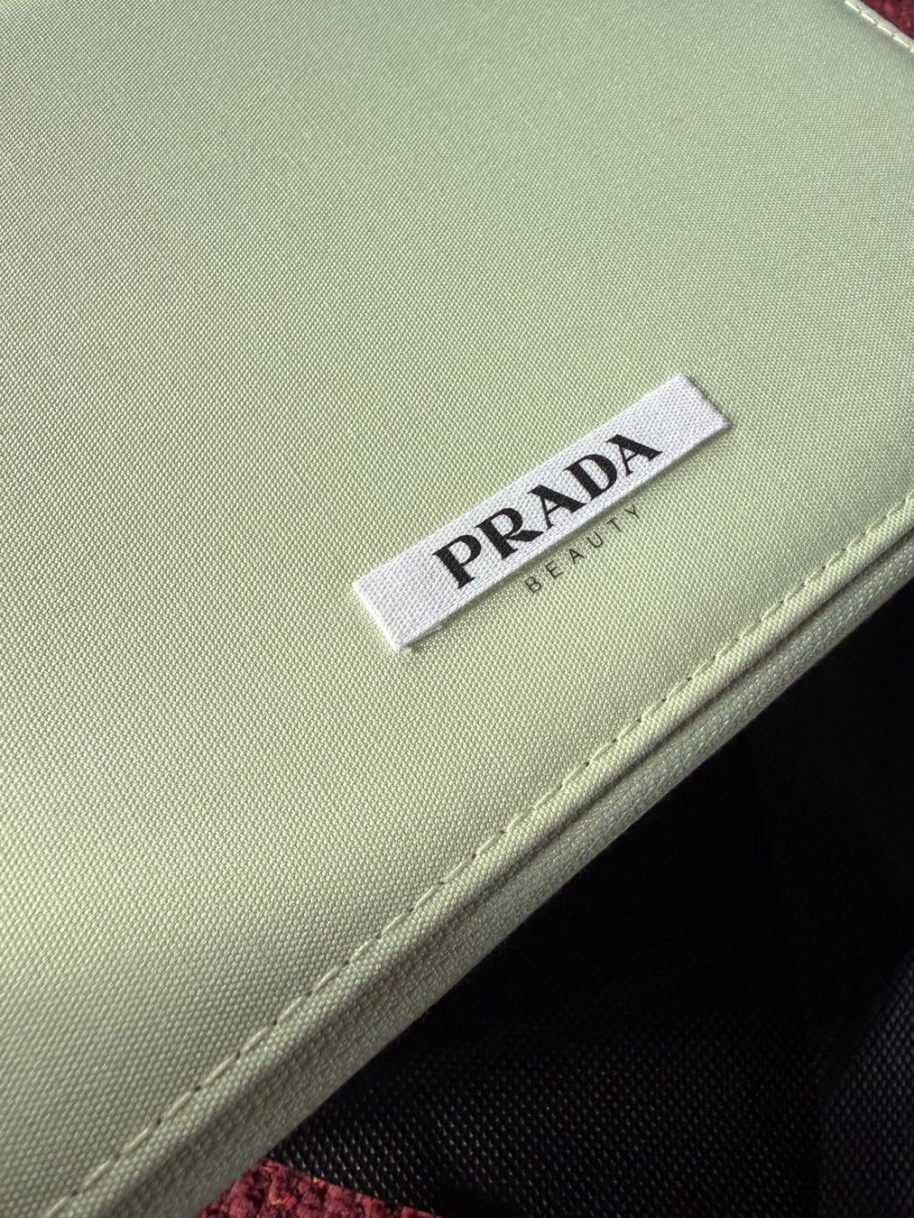 Prada Trousses de maquillage: Prada Beauty Green Vanity  – Neuf avec emballage d'origine à Luzern par sas_r89l 2
