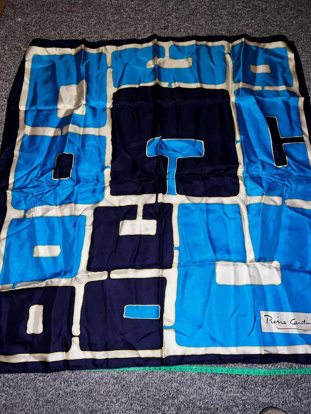 Pierre Cardin Foulard & Sciarpe: PIERRE CARDIN Seidentuch 74x74 Blau Muster – Usato da Winterthur venduto da Dejv 2