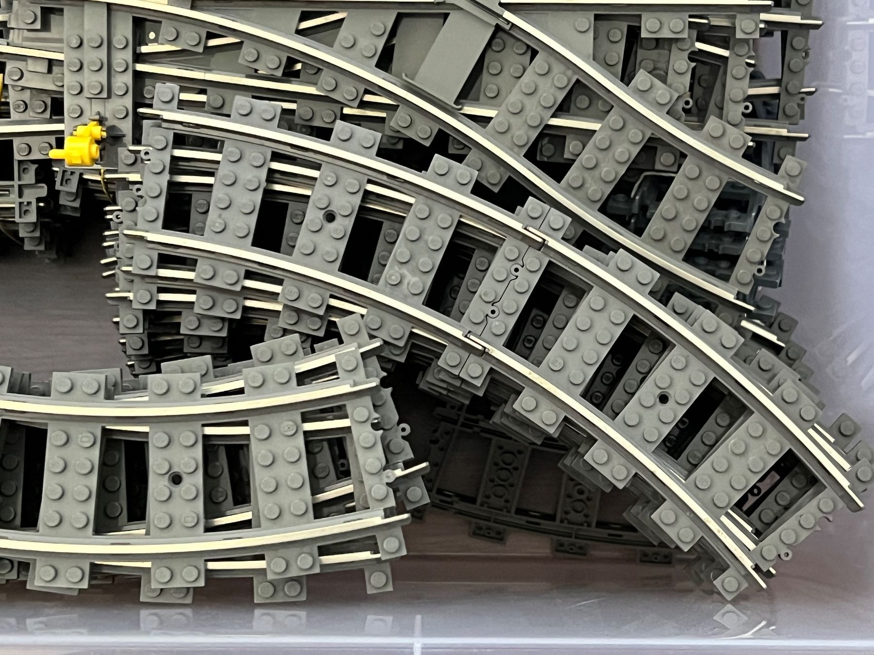 Lego Giocattoli: Kiste mit LEGO 9v System Schienen – Usato da Uttigen venduto da sonorsonic 3