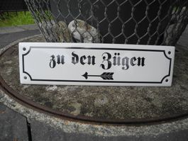 ZU DEN ZÜGEN  EMAIL