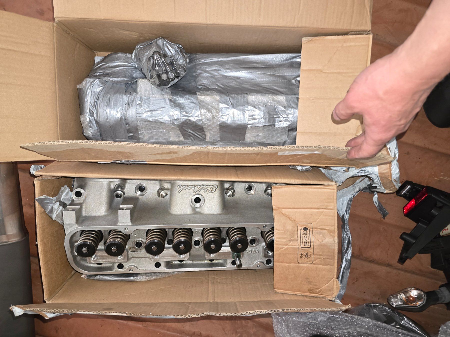 Pontiac Motoren: 2 Culasses Edelbrock Performer aluminium Pontiac 400 – Gebraucht aus Vollèges von Catogne1941
