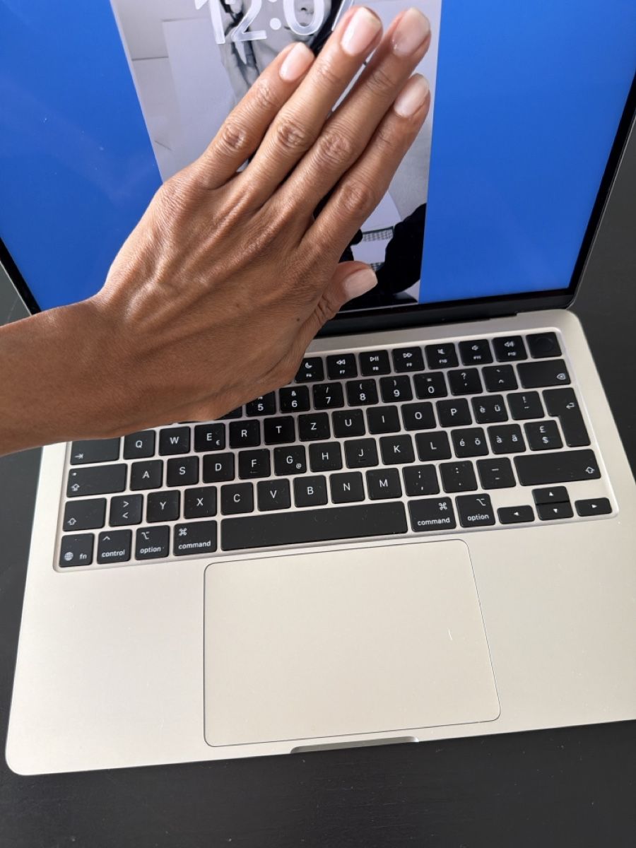 Apple Notebook: MacBook Air model A3240 – Usato da Zürich venduto da nic_29sy 2