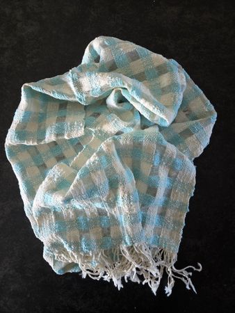 Wollweiss und Hellblauer Schal mit Fransen, Handarbeit, Top!