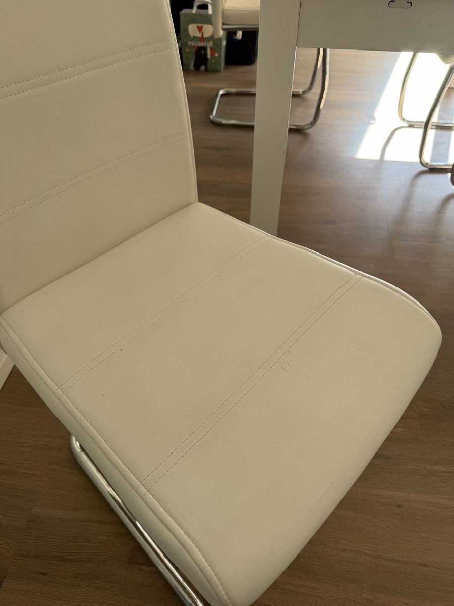 Ikea Set di tavolo e panche: Esstisch mit vier Stühlen weiss – Usato da Rotkreuz venduto da CrowdHype 3