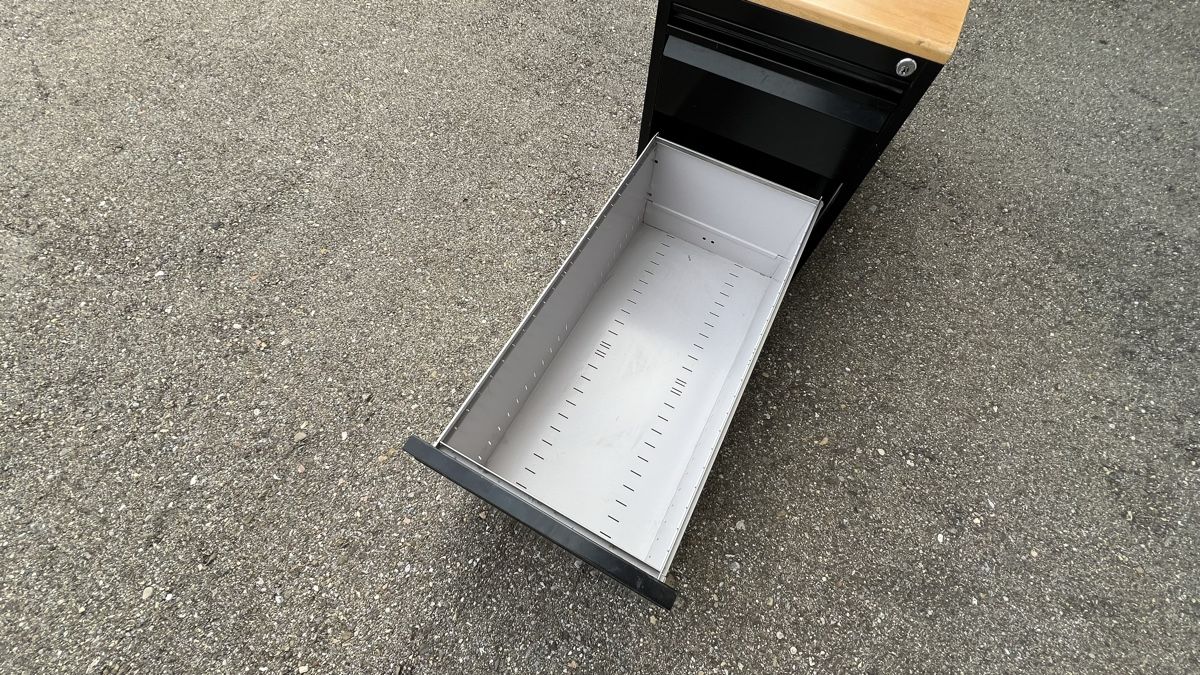 Lista Armadi: Lista Korpus schwarzes Metall Holzdeckblatt – Usato da Rüti (ZH) venduto da BubleBoble 3