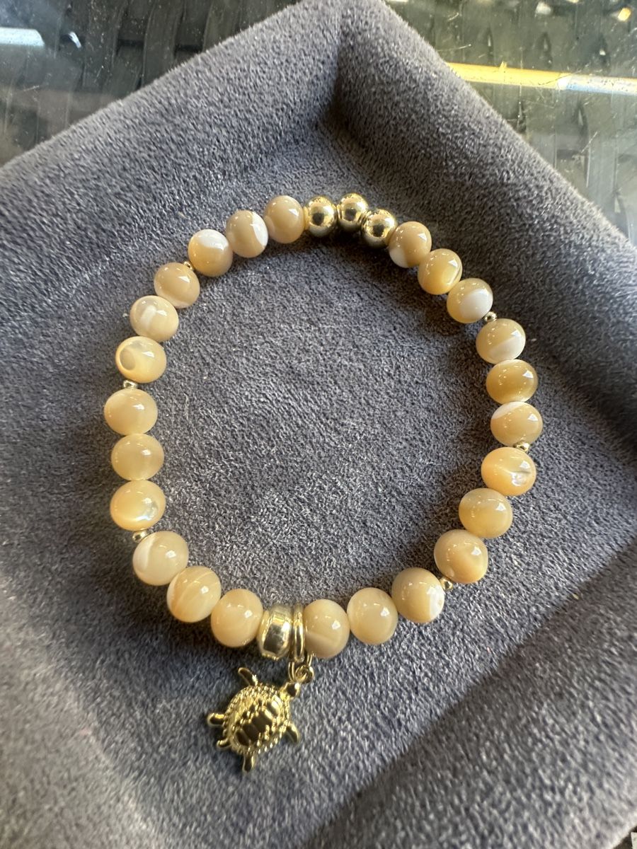 Bracciali & Braccialetti: Perlmutt Stretch Armband mit Anhänger  – Nuovo e nell'imballaggio originale da Kriens venduto da Hortensie6