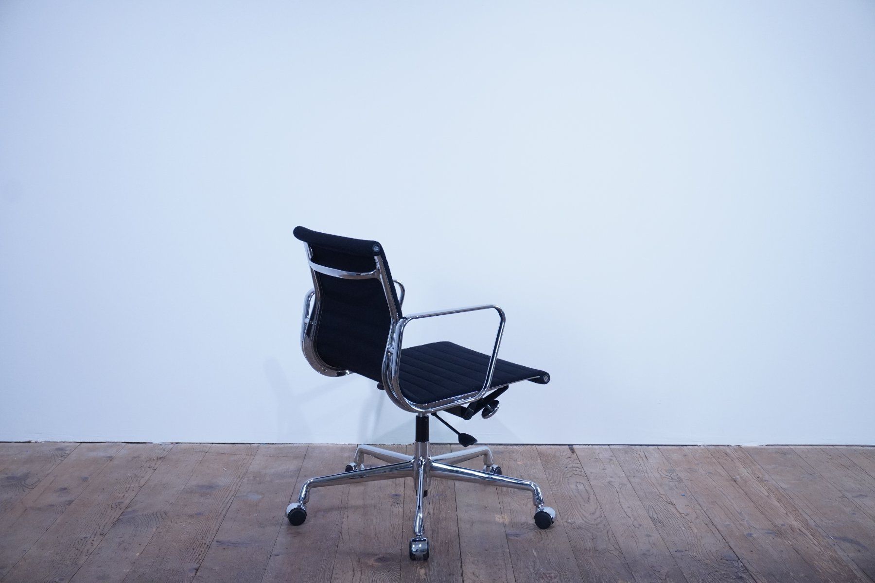 Vitra Sedie: Vitra Eames Alu Chair EA117 Hopsak nero – Usato da Bad Zurzach venduto da QLASSIQ 2