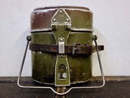 Gamelle Schweizer Armee 1944 von MEWA mit Lederriemen