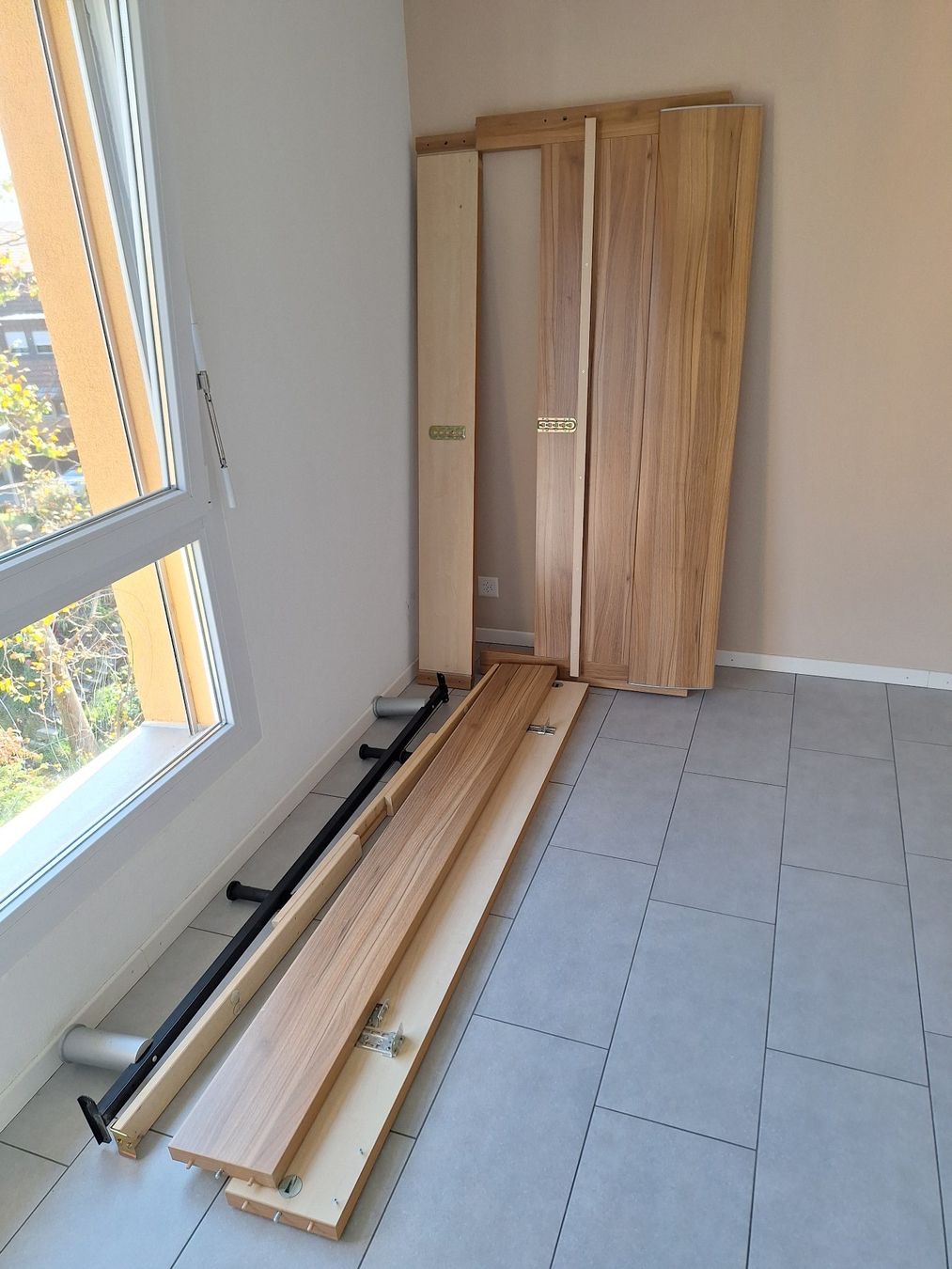 Lits: Robustes Doppelbett-Gestell mit Kopfteil – D'occasion à Boswil par Kumurati 4