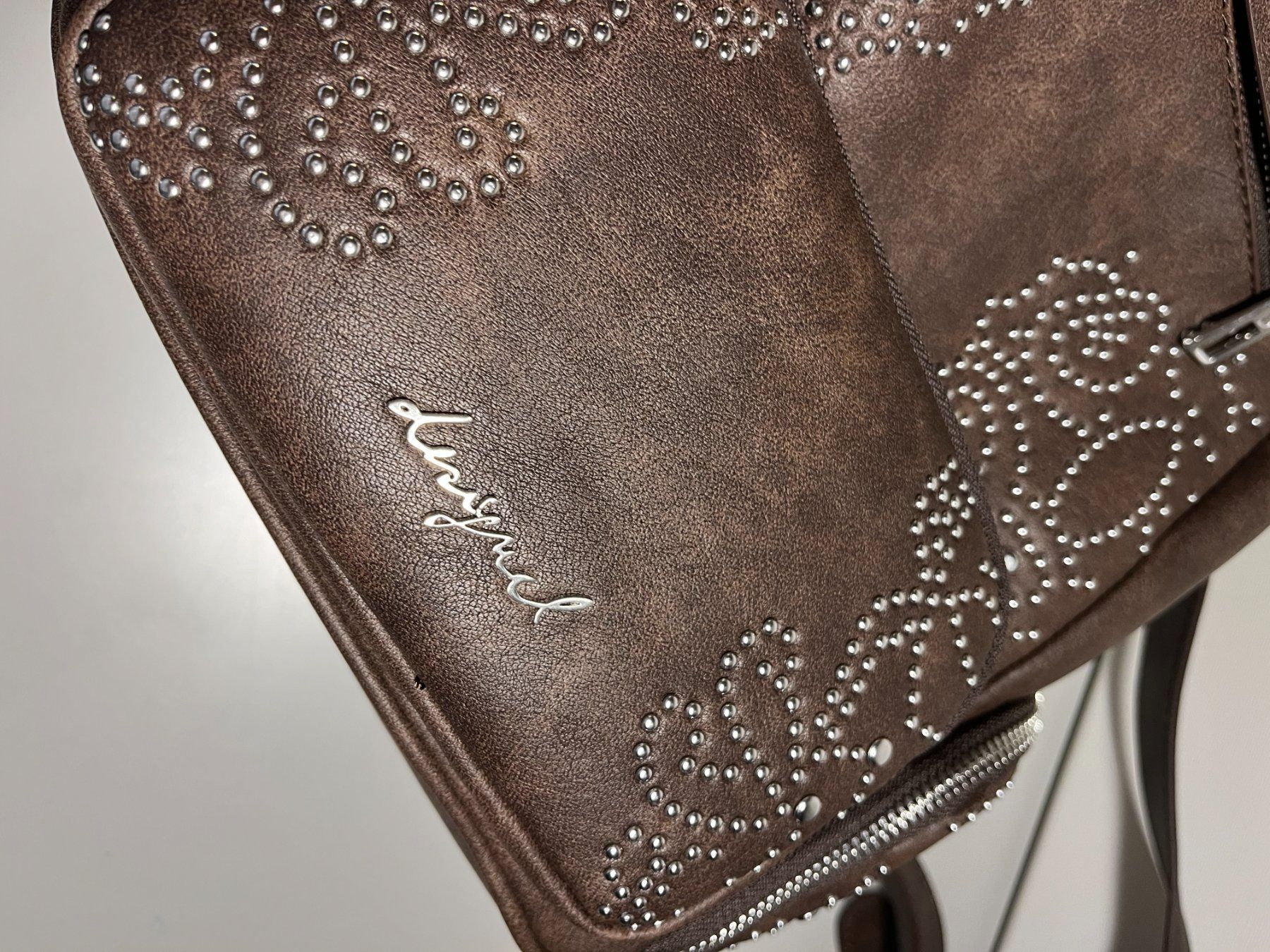 Desigual Zaini: Desigual Rucksack braun mit Nieten – Nuovo (secondo la descrizione) da glattfelden venduto da kimiaxel 3