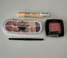 Make-up Set: Coverstick, Blush, Lidschatten mit Pinsel